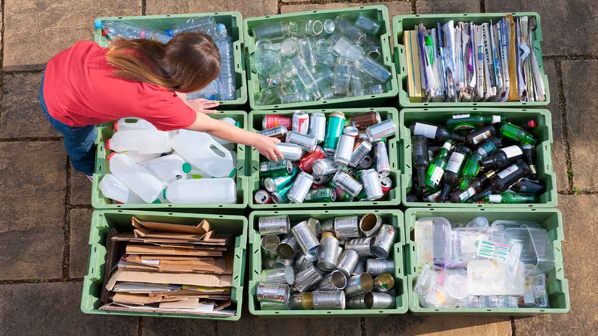 Mujer con escogiendo materiales reciclables