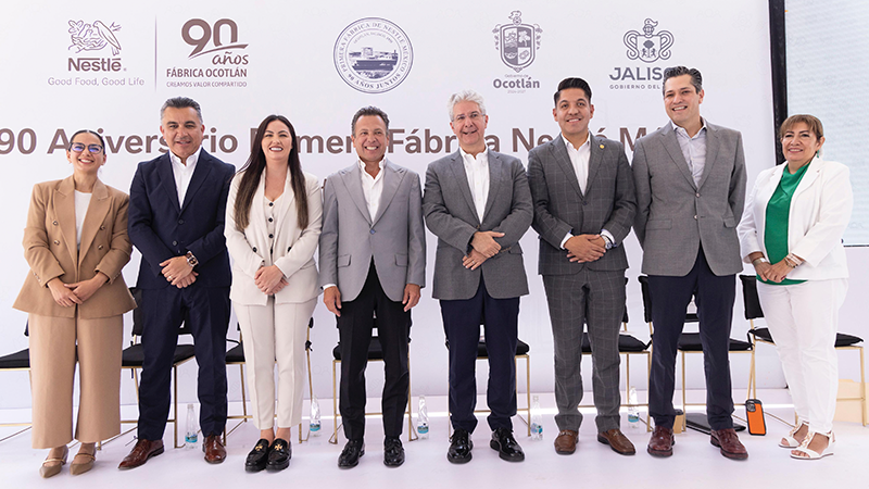 Directos e invitados a la debelación de la placa 90 años fábrica Nestlé Ocotlán