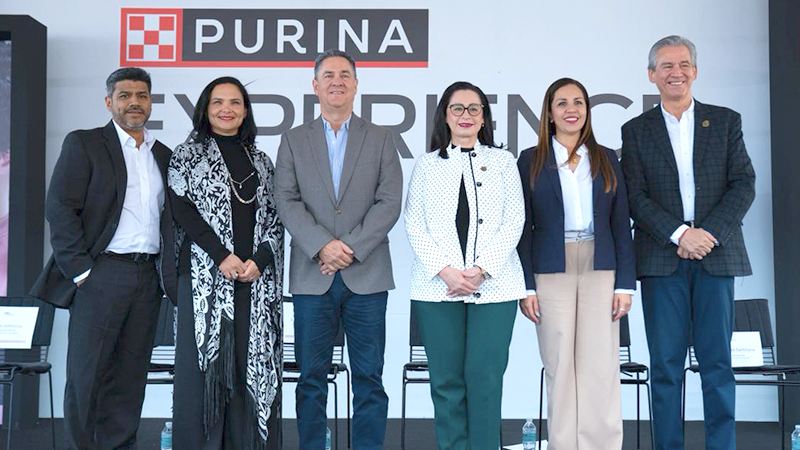 Ejecutivos de Nestlé durante la inauguración del Purina Experience Center