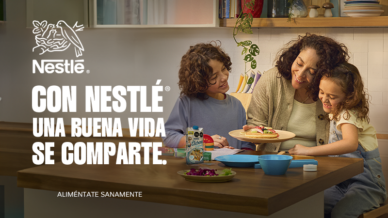 Mamá e hijos compartiendo la comida