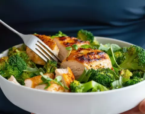 Pechuga de pollo asada con ensalada