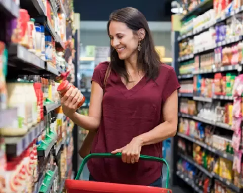 Mujer haciendo sus compras en el supermercado 
