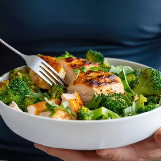 Pechuga de pollo asada con ensalada