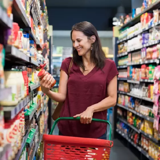 Mujer haciendo sus compras en el supermercado 