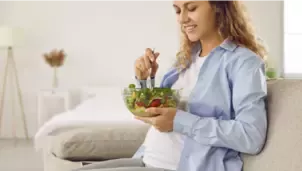 Mujer sentada comiendo saludablemente 