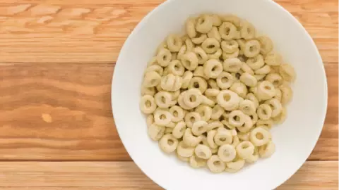 Dos tazones de cereal nestlé