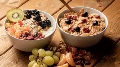 Dos tazones de cereal nestlé