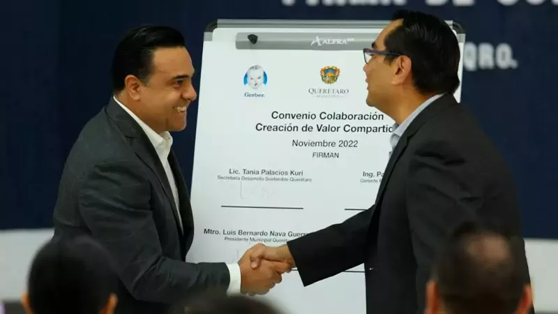 Paul Cortés y Luis Bernardo Nava Guerrero firmando convenio Nestlé y Querétaro