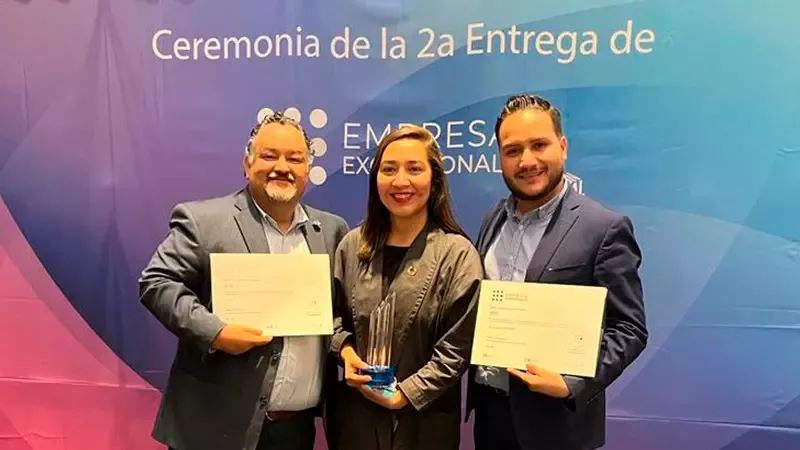 Juan Pardo, Inti Peréz y Roberto Estrada recibiendo reconocimiento Empresa Excepcional por NXNS