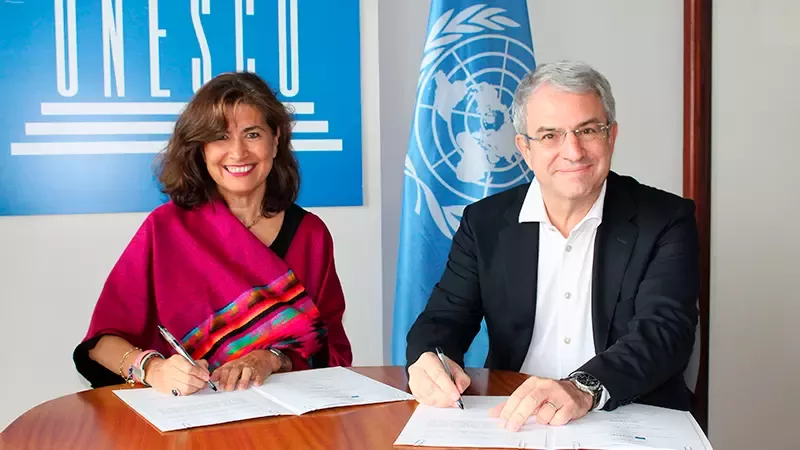 Mark Schneider firmando acuerdo con la UNESCO