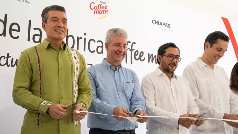 Fausto Costa inaugurando la expansión de la fábrica de Coffee Mate