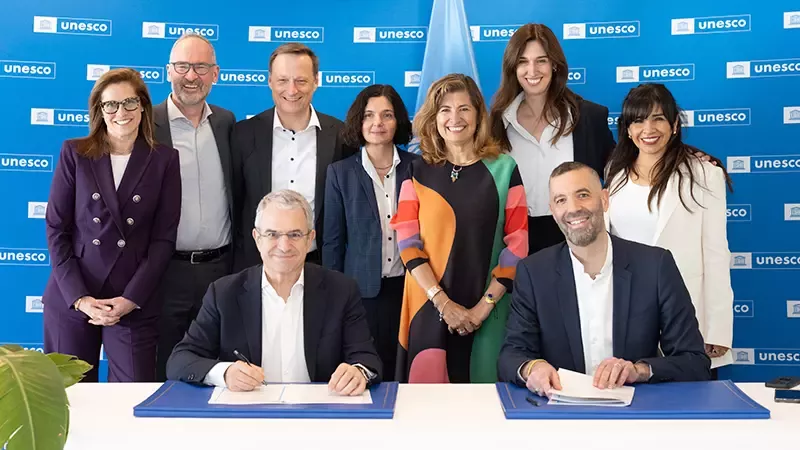 Directivos de Nestlé y la UNESCO firmando una alianza global