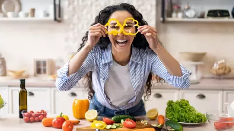 Mujer pasando un momento divertido en la cocina