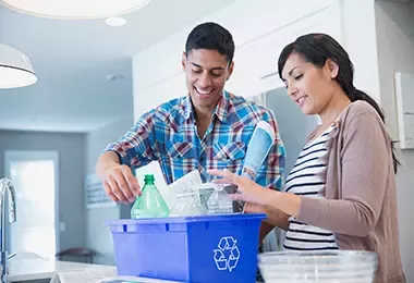 Mujer aplicando métodos de reciclaje para ayudar al medio ambiente.
