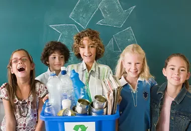 Niños felices realizando manualidades con material reciclado