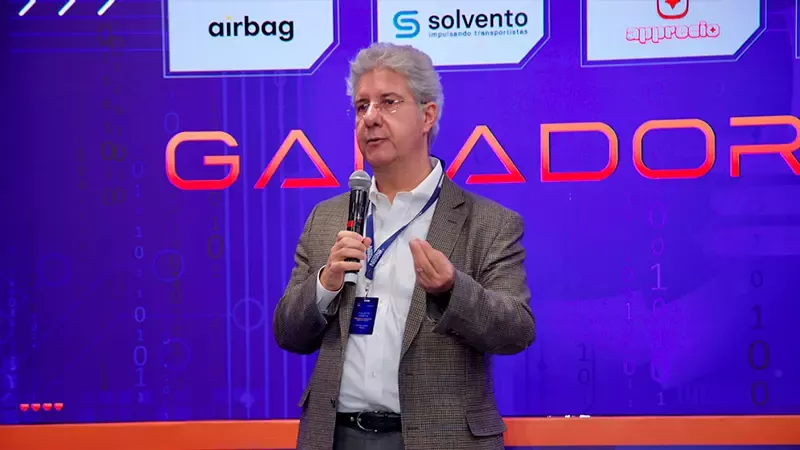 Fausto Costa anunciando ganadores de B2B Exponencial