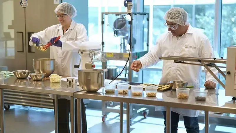 Trabajadores Nestlé en bata cientifica