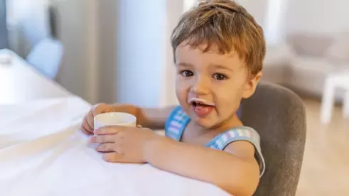 Niño comiendo su Gerber