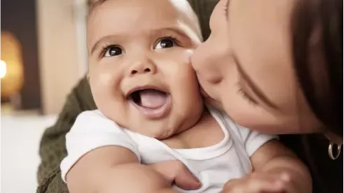Hijo feliz y sano por la nutrición que le brinda NAN®