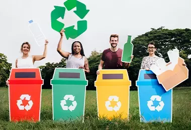 Personas diferenciando los materiales reciclados por colores